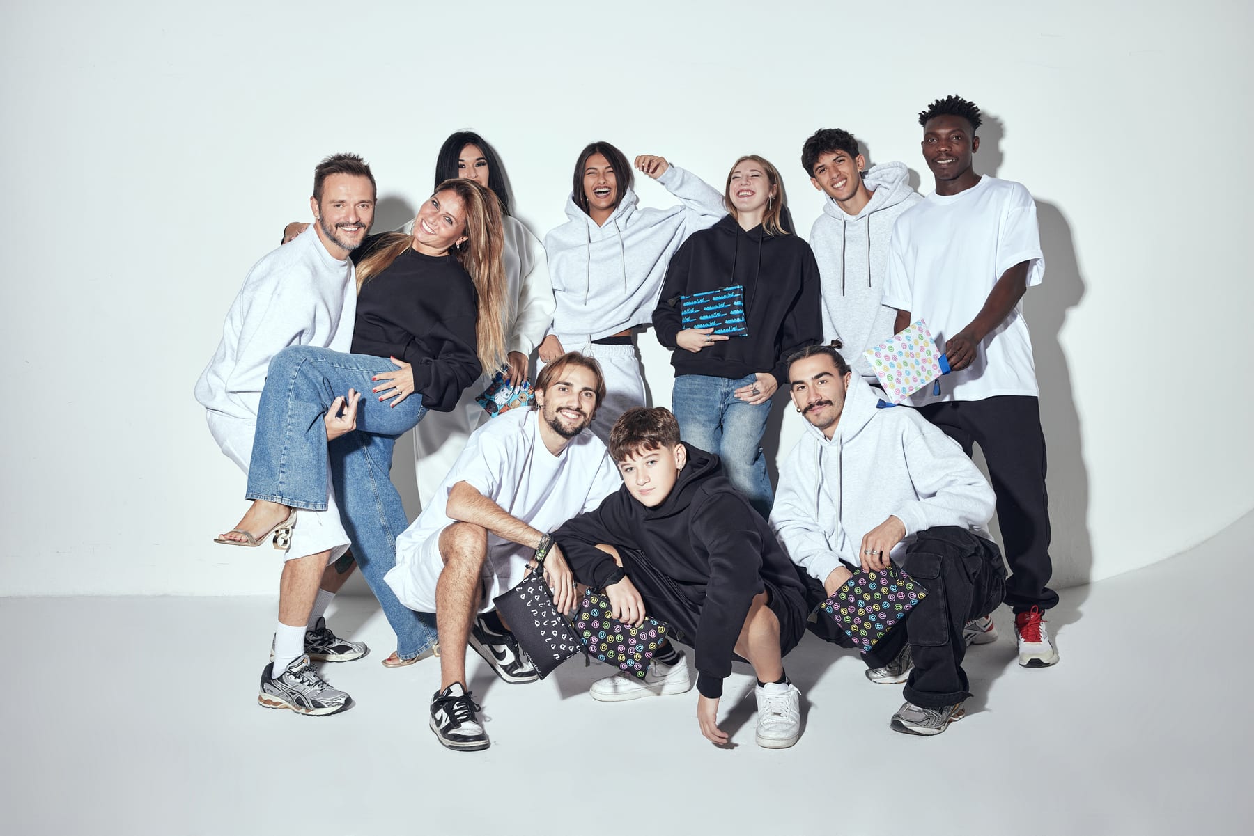 Shooting Sassolini: community con capi e accessori del brand